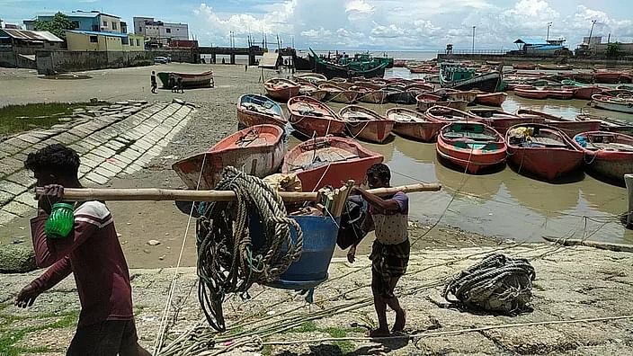 চট্টগ্রামের সীতাকুণ্ডের সন্দ্বীপ চ্যানেলে ধরা পড়ছে না ইলিশ। ফলে খালি হাতে উপকূলে ফিরছেন জেলেরা