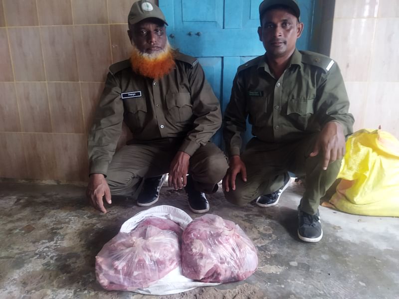 উদ্ধার হওয়া হরিণের মাংস আদালতে নিয়ে আসেন বনরক্ষীরা। মঙ্গলবার দুপুরে কয়রা আদালত ভবনের সামনে