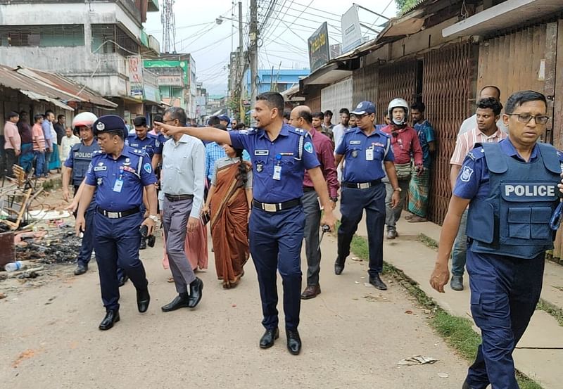 খাগড়াছড়িতে গতকালে সহিংসতার পর আজ সকালে ঘটনাস্থল পরিদর্শন করেন জেলা প্রশাসক ও পুলিশ সুপার। ছবিটি সকালে শহরের পানখাইয়াপাড়া সড়ক থেকে তোলা