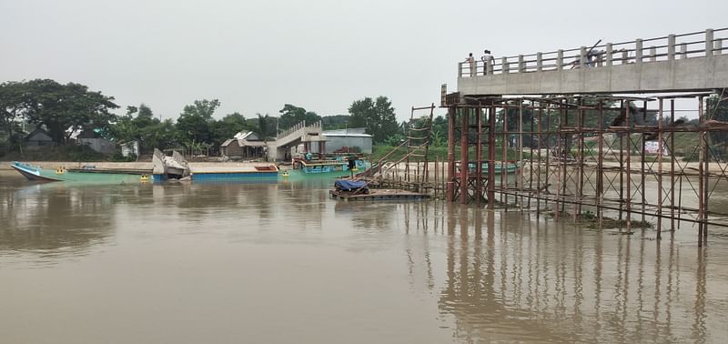 কীর্তিনাশা নদীতে নির্মাণাধীন হেঁটে চলাচলের সেতুর (পদচারী–সেতু) একটি স্প্যান বাল্কহেডের ধাক্কায় ভেঙে গেছে। শরীয়তপুরের নড়িয়া উপজেলায় বুধবার সকালে