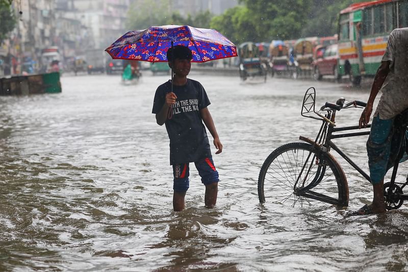 রাজধানীতে গত বুধবার রাত থেকে শুরু হওয়া বৃষ্টিতে অনেক এলাকায় জলাবদ্ধতার সৃষ্টি হয়। এতে ভোগান্তিতে পড়েন নগরবাসী। বৃহস্পতিবারের ছবি