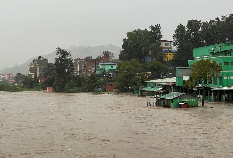 ভারী বৃষ্টি থেকে সৃষ্ট বন্যায় প্লাবিত হয় নেপালের অনেক এলাকা