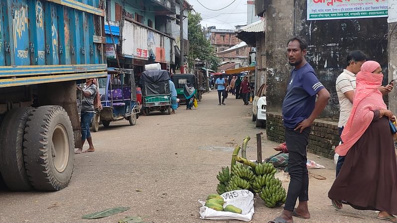 খাগড়াছড়ি বাজারের সাপ্তাহিক হাটের সবজি বিক্রির জন্য নির্দিষ্ট করা স্থানে একজন বিক্রেতা ক্রেতার অপেক্ষায় দাঁড়িয়ে আছেন। পাহাড়িরা না আসায় বাজার ছিল ফাঁকা। শহরের পুরান বাজার এলাকা থেকে আজ সকালে তোলা