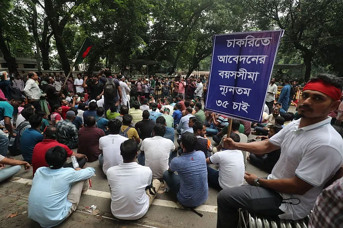 সরকারি চাকরিতে প্রবেশের বয়সসীমা ৩৫ বছর করার দাবিতে গতকাল প্রধান উপদেষ্টার বাসভবন যমুনার সামনে বিক্ষোভ করেন কয়েক শ চাকরিপ্রত্যাশী