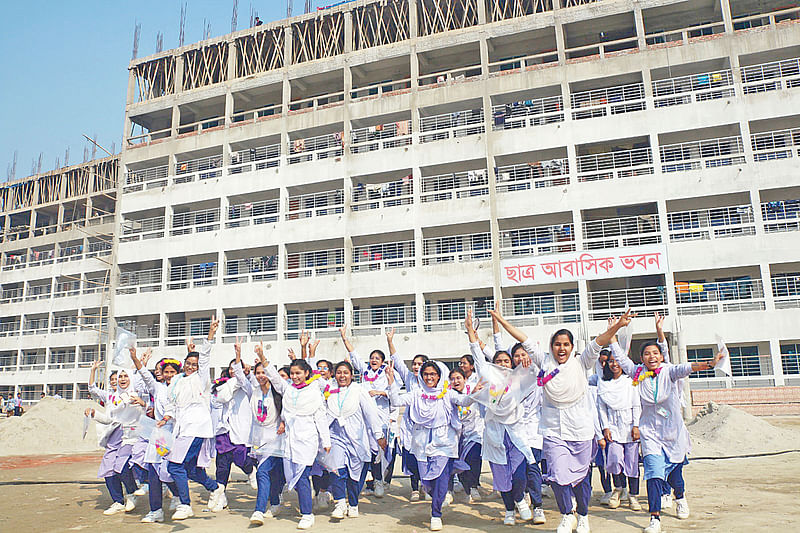 এসএসসি পরীক্ষায় শতভাগ পাসের রেকর্ড অর্জন করায় শিক্ষার্থীদের উচ্ছ্বাস। গত মে মাসে দিনাজপুরের চিরিরবন্দর উপজেলার ঘুঘরতলী এলাকার একটি স্কুলে