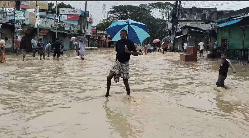 শেরপুরের ঝিনাইগাতীতে অতিবৃষ্টি ও উজানের ঢলে প্লাবিত হয় উপজেলা সদর বাজার। শুক্রবার দুপুরে