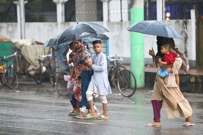 সিলেটে শুক্রবার বিকেলে মুষলধারে বৃষ্টি নামে। বৃষ্টির মধ্যে ছাতা হাতে গন্তব্যের উদ্দেশে যাত্রা। খাসদবীর এলাকা, সিলেট, ৪ অক্টোবর