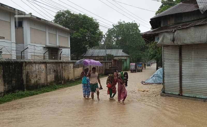 শেরপুরের নালিতাবাড়ীতে ভোগাই ও চেল্লাখালী নদীর বাঁধ ভেঙে পানি প্রবেশ করছে লোকালয়ে। আজ দুপুর ১২টার দিকে শহরের নালিতাবাড়ী বাজার সড়কে