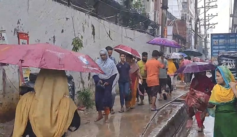 বৃষ্টি উপেক্ষা করে শ্রমিকেরা কারখানার কাজে যাচ্ছেন। আজ শুক্রবার সকাল ৮টার দিকে গাজীপুরের কোনাবাড়ী এলাকায়