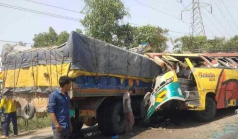 টাঙ্গাইলের কালিহাতীতে বাস-ট্রাকের মুখোমুখি সংঘর্ষে চারজন নিহত হয়েছেন। টাঙ্গাইল-ময়মনসিংহ সড়কের শোলাকুড়া এলাকায়