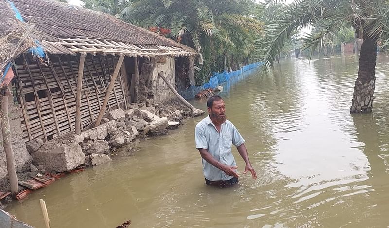 পানি উঠে বসবাসের অনুপোযোগী হয়ে গেছে বসতঘর। গতকাল বৃহস্পতিবার সাতক্ষীরার আশাশুনি উপজেলা কাদাকাটি ইউনিয়নের ১ নম্বর ওয়ার্ডে