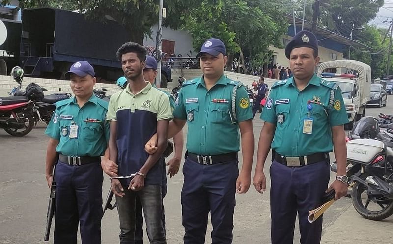 চট্টগ্রামে পোশাকশ্রমিককে ডেকে নিয়ে হত্যার ঘটনায় গ্রেপ্তার মো. তারেক। আজ দুপুরের নগরের দামপাড়া পুলিশ লাইনস এলাকায়