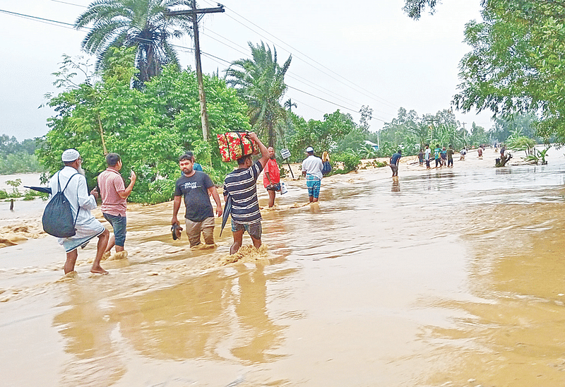 টানা বর্ষণ ও পাহা‌ড়ি ঢ‌লে‌ পা‌নি সড়‌কের ওপর দি‌য়ে প্রবা‌হিত হ‌চ্ছে। গতকাল বিকেলে শেরপু‌রের না‌লিতাবাড়ী-নাকুগাঁও স্থলবন্দর সড়‌কের হা‌তিপাগার এলাকায়