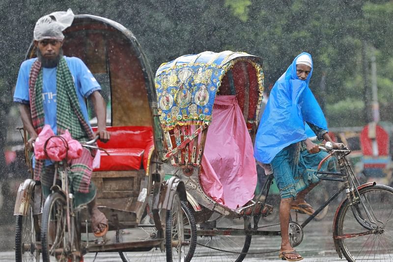 রাজধানীতে থেমে থেমে বৃষ্টির কারণে নগরবাসীকে পড়তে হচ্ছে দুর্ভোগে। ঢাকা বিশ্ববিদ্যালয় এলাকা থেকে সম্প্রতি তোলা ছবি