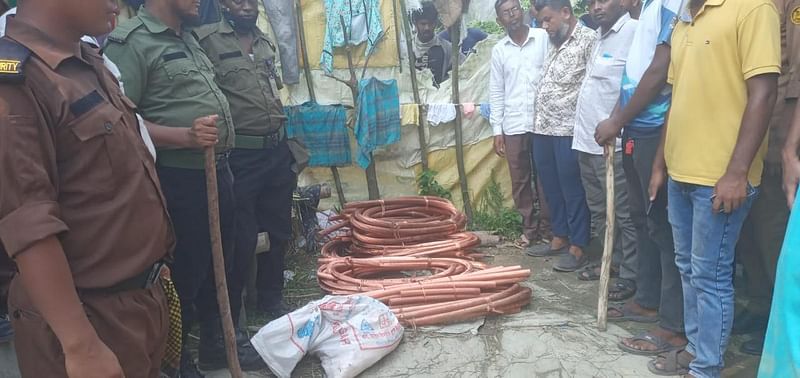 সীতাকুণ্ডের চৌধুরীঘাটা এলাকায় আবুল খায়ের স্টিল মিল থেকে লুট হওয়া তামা উদ্ধার করা হয়েছে