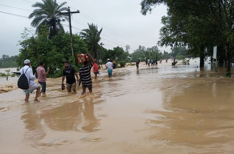 শেরপু‌রের না‌লিতাবাড়ীতে পাহা‌ড়ি ঢলে বাঁধ ভেঙে পা‌নি সড়‌কের ওপর দি‌য়ে প্রবা‌হিত হ‌চ্ছে। না‌লিতাবাড়ী-নাকুগাঁও স্থলবন্দর সড়‌কের হা‌তিপাগার এলাকায়