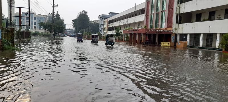 নোয়াখালী জেলা প্রশাসকের কার্যালয়ের সামনের সড়কে সৃষ্টি হয়েছে জলাবদ্ধতা। আজ বিকেল চারটায়