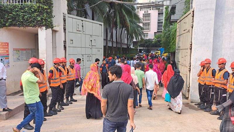 গাজীপুরের কালিয়াকৈর উপজেলার চন্দ্রা পল্লী বিদ্যুৎ এলাকার একটি তৈরি পোশাক কারখানায় যাচ্ছেন শ্রমিকেরা। আজ রোববার সকাল ৮টায়