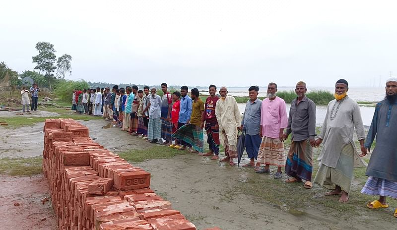 কিশোরগঞ্জের মিঠামইন উপজেলার ঢাকী ইউনিয়নের আতপাশা এলাকায় নিম্নমানের সামগ্রী দিয়ে সড়ক নির্মাণের অভিযোগে শনিবার মানববন্ধন করেন স্থানীয় লোকজন