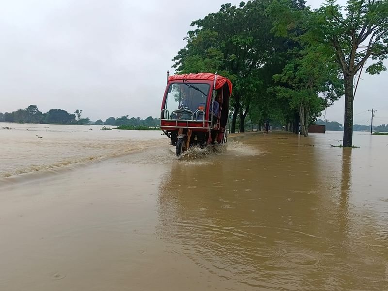 ধোবাউড়া-পোড়াকান্দুলিয়া সড়ক পানিতে তলিয়ে গেছে। আজ রোববার সকালে উপজেলার গুজিরকান্দি এলাকায়