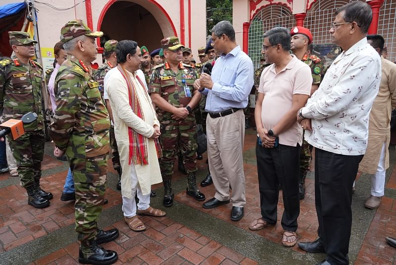 দুর্গাপূজা নির্বিঘ্ন করতে গৃহীত নিরাপত্তাব্যবস্থা দেখতে গতকাল শনিবার ঢাকেশ্বরী মন্দির পরিদর্শন করেন সেনাবাহিনীর প্রধান জেনারেল ওয়াকার–উজ–জামান।