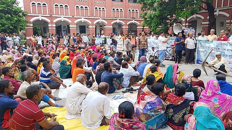 যশোরের জলাবদ্ধ ভবদহ অঞ্চল থেকে পানি সরানোর দাবিতে জেলা প্রশাসকের কার্যালয়ের সামনে অবস্থান কর্মসূচি পালন করেন এলাকাবাসী। রোববার দুপুরে