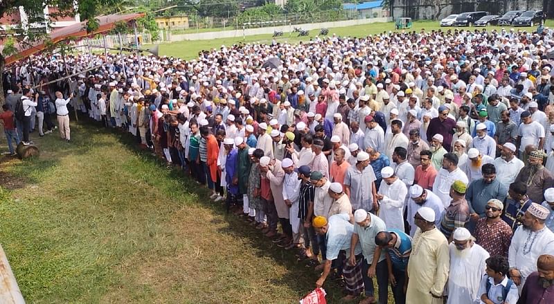 সাবেক রাষ্ট্রপতি ও প্রখ্যাত চিকিৎসক অধ্যাপক এ কিউ এম বদরুদ্দোজা চৌধুরীর জানাজায় বিভিন্ন শ্রেণি–পেশার হাজারো মানুষ অংশ নেন। আজ রোববার সকালে মুন্সিগঞ্জের শ্রীনগর স্টেডিয়ামে