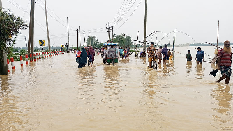 শেরপুরের নালিতাবাড়ী উপজেলায় নালিতাবাড়ী-নকলা দুই লেন সড়কের বিভিন্ন স্থান বন্যার পানিতে ডুবে গেছে। আজ রোববার দুপুরে উপজেলার কাপাসিয়া এলাকায়