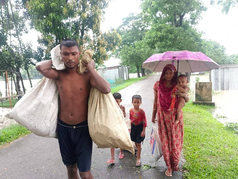 আশ্রয়ের খোঁজে স্ত্রী–সন্তান 
নিয়ে ছুটছেন মুকশেদুল ইসলাম। গতকাল শনিবার সকালে ময়মনসিংহের ধোবাউড়া-পোড়াকান্দুলিয়া সড়কে