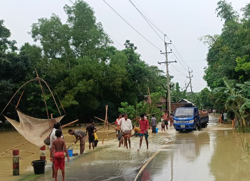 পানিতে তলিয়ে আছে আমন ধানের খেত, মাছের খামার। জাল ফেলে মাছ ধারছেন মানুষ। ময়মনসিংহের ধোবাউড়া উপজেলার মান্দালিয়া গ্রামে হালুয়াঘাট-ধোবাউড়া সড়কের চাডাইন্না বিলপাড় এলাকায় আজ রোববার দুপুরে