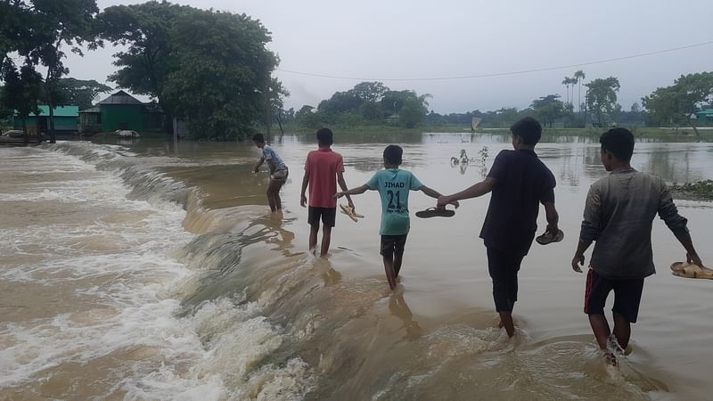 বন্যার পানিতে নেত্রকোনার কলমাকান্দা-বরুয়াকোনা সড়কের স্থানে স্থানে ডুবে ভেঙে গেছে। আজ রোববার সকালে সড়কের চিনাহালা এলাকায়