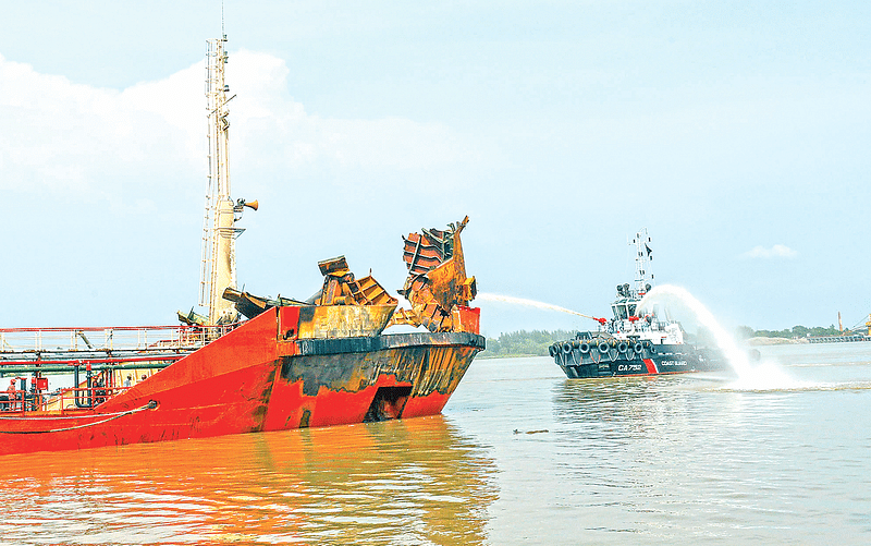 গত ৩০ সেপ্টেম্বর চট্টগ্রাম বন্দরে ট্যাংকার ‘এমটি বাংলার জ্যোতি’ থেকে তেল খালাসের সময় বিস্ফোরণে তিনজন নিহত হন