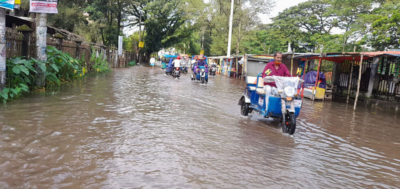 নোয়াখালী শহরে জলাবদ্ধতা স্থায়ী সমস্যায় পরিণত হচ্ছে। আজ দুপুরে তোলা