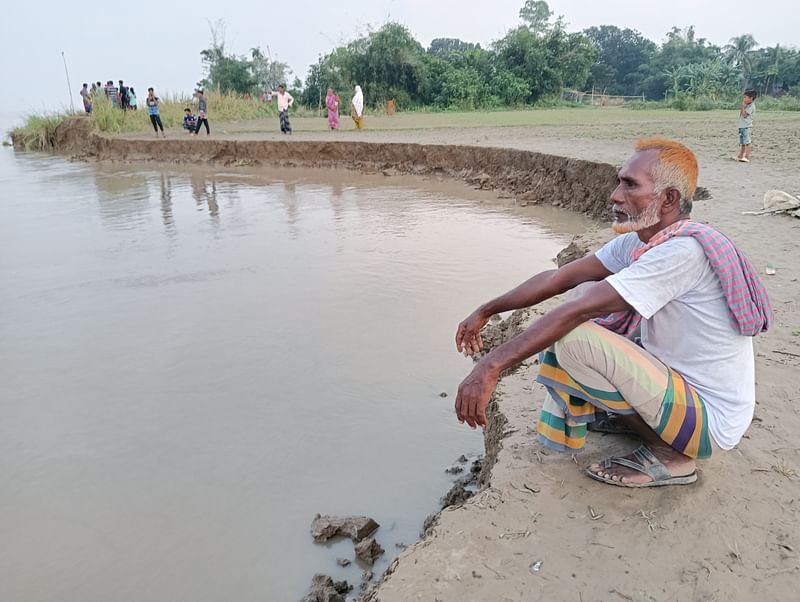 রাজবাড়ীর গোয়ালন্দে পদ্মার ভাঙনে নিজেদের প্রায় ৯০ বিঘা জমি বিলীন হয়েছে। দুই দফা ভাঙনের পর আশ্রয় নেন দেবগ্রামে। এখানেও ভাঙন বাড়ির কাছে এসে ঠেকেছে। কী আছে ভবিষ্যতে, সেই চিন্তায় কৃষক কুদ্দুস সরদার। গতকাল রোববার বিকেলে দেবগ্রামে পদ্মা নদীর পাড়ে