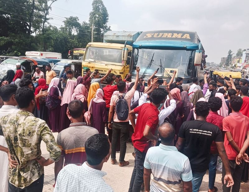 শেরপুর টাউন ক্লাব পাবলিক লাইব্রেরি মহিলা অনার্স কলেজের শিক্ষার্থীরা আবারও মহাসড়ক অবরোধ করেছেন