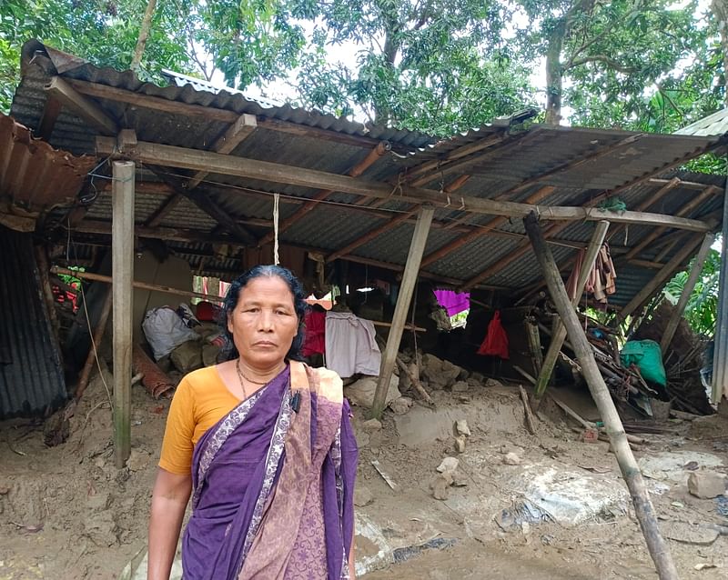 নিজের ভাঙা ঘরের সামনে দাঁড়িয়ে আছেন রাজ্যমনি হাজং। আজ সোমবার দুপুরে ময়মনসিংহের ধোবাউড়া উপজেলার দক্ষিণ মাইজপাড়া ইউনিয়নের কমলপুর গ্রামে