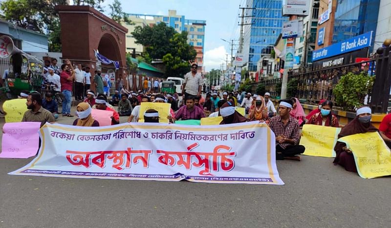 সিলেটের বঙ্গমাতা শেখ ফজিলাতুন্নেছা মুজিব মেডিকেল বিশ্ববিদ্যালয়ে বৈষম্যবিরোধী কর্মকর্তা-কর্মচারীর ব্যানারে অবস্থান কর্মসূচি। আজ সোমবার বেলা একটার দিকে নগরের চৌহাট্টা এলাকায়