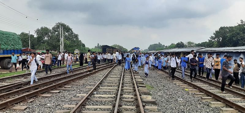 আজ দুপুরে শিক্ষার্থীরা একটি ট্রেন আটকে রেলপথ অবরোধ করে সান্তাহার এস এম আই উচ্চবিদ্যালয়ের শিক্ষার্থীরা