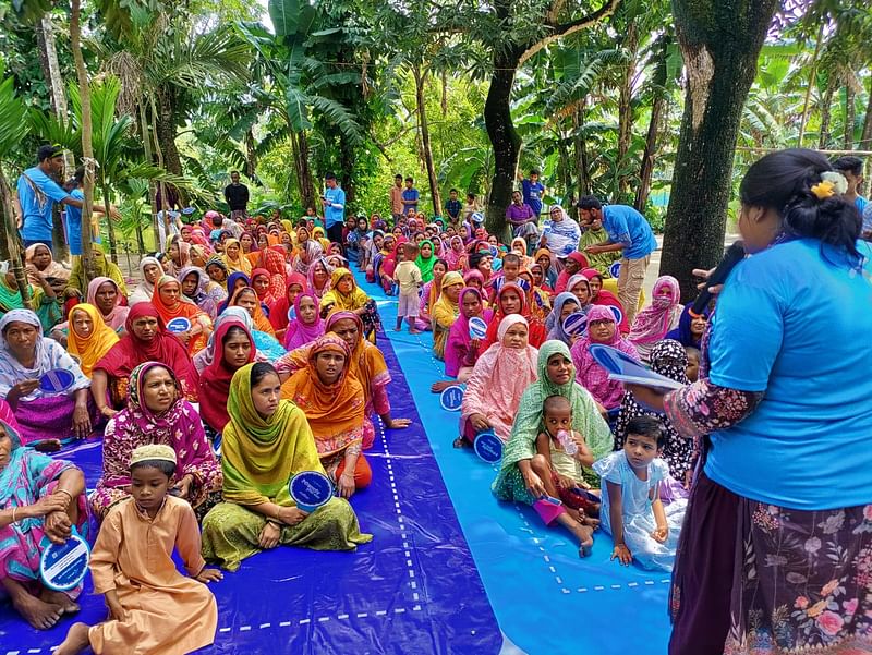 প্রকৃতির মায়ায় গ্রামীণ নারীরা জেনেছেন ইন্টারনেটের নানা বিষয়। রংপুরের গঙ্গাচড়া উপজেলার গঙ্গাচড়া ইউনিয়নে অনুষ্ঠিত উঠান বৈঠক