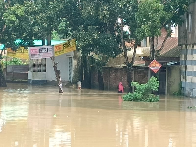 ময়মনসিংহের ধোবাউড়া উপজেলা সদর ব্রিজপাড় এলাকায় বসতবাড়িতে বন্যার পানি ঢুকেছে। আজ সোমবার সকালে