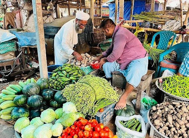 বেগুন দেখিয়ে বললেন, কেজি ১৬০ টাকায় উঠেছে। কোনো সবজিই ১০০ টাকার নিচে নেই। কাঁচামরিচের দাম উঠেছে কেজিতে ৪০০ টাকা।