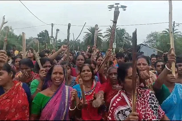 শিশুকে ধর্ষণ করে হত্যার প্রতিবাদে বিক্ষোভ। শনিবার পশ্চিমবঙ্গের দক্ষিণ চব্বিশ পরগনা জেলার জয়নগরে