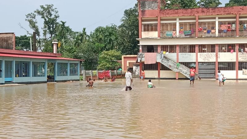 তলিয়ে গেছে নেত্রকোনার দুর্গাপুরের ঝাঞ্জাইল সরকারি প্রাথমিক বিদ্যালয়ের মাঠ। আজ সোমবার সকালে