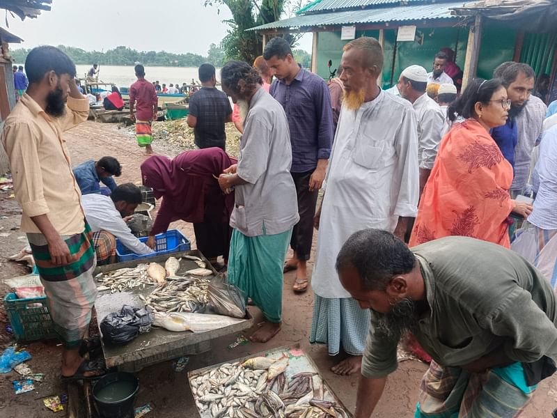 ময়মনসিংহের হালুয়াঘাট উপজেলার আলিশাহের বাজারে মাছের বাজারে ক্রেতাদের ভিড়। আজ মঙ্গলবার দুপুরে