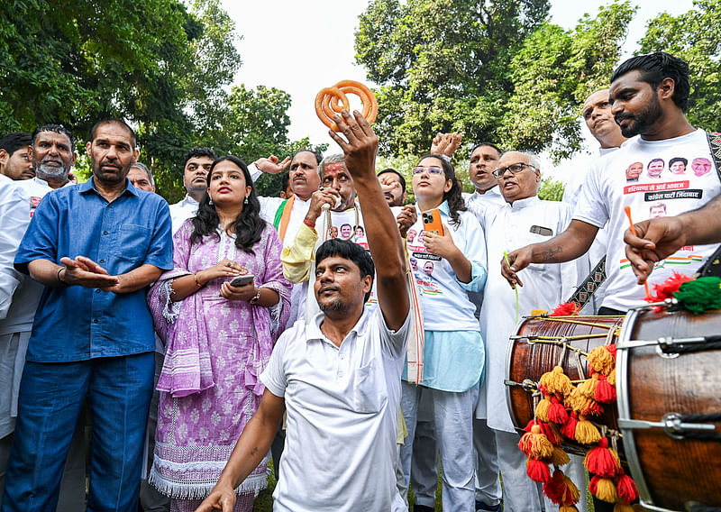 জম্মু–কাশ্মীরে জয়ের খবরে কংগ্রেস সমর্থকদের উল্লাস। আজ মঙ্গলবার নয়াদিল্লিতে