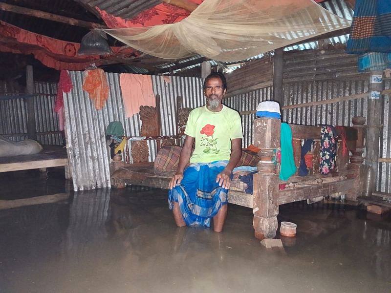 ময়মনসিংহের হালুয়াঘাট উপজেলার বিলডোরা গ্রামের বাসিন্দা হজরত আলীর ঘরে ঢলের পানি