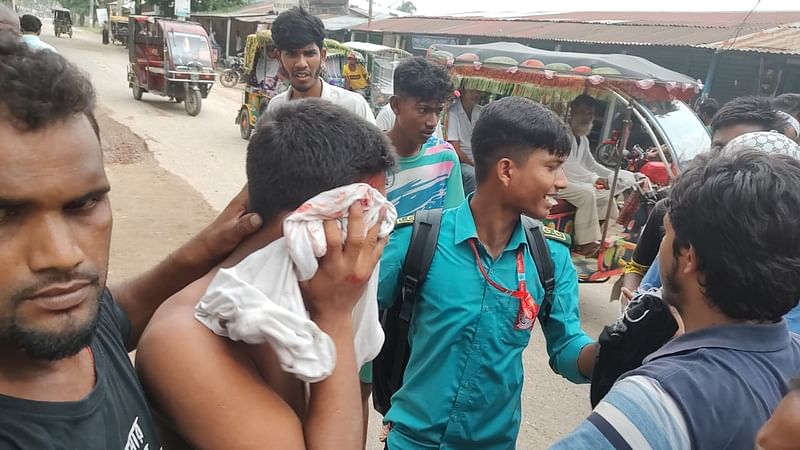 পাবনার ঈশ্বরদীতে কাবাডি খেলা নিয়ে দুই দল শিক্ষার্থীর সংঘর্ষ। মঙ্গলবার দুপুরে উপজেলা পরিষদ চত্বরে