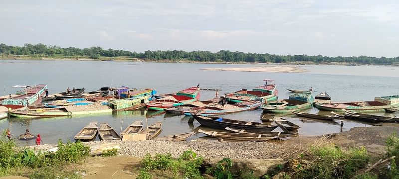 সুনামগঞ্জের চলতি নদীতে বালুবোঝাই কয়েকটি বাল্কহেড ও নৌকা জব্দ করে জেলা প্রশাসন। গত বৃহস্পতিবার বিকেলে তোলা