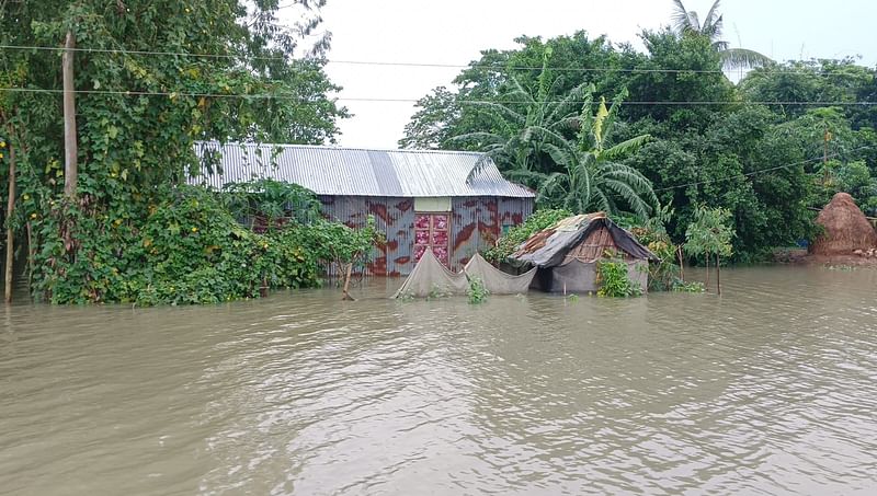 হালুয়াঘাটের বিলডোরা ইউনিয়নের দারিয়াকান্দা গ্রামে বসতবাড়িতে পানি ঢুকেছে। আজ সকালে তোলা