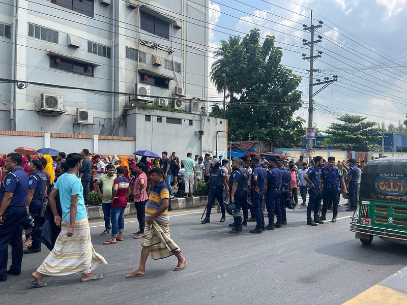 গাজীপুরের কালিয়াকৈর উপজেলার তেলিরচলা এলাকায় পূর্বানী কারখানার শ্রমিকদের বিক্ষোভ। আজ মঙ্গলবার সকাল ১০টায়